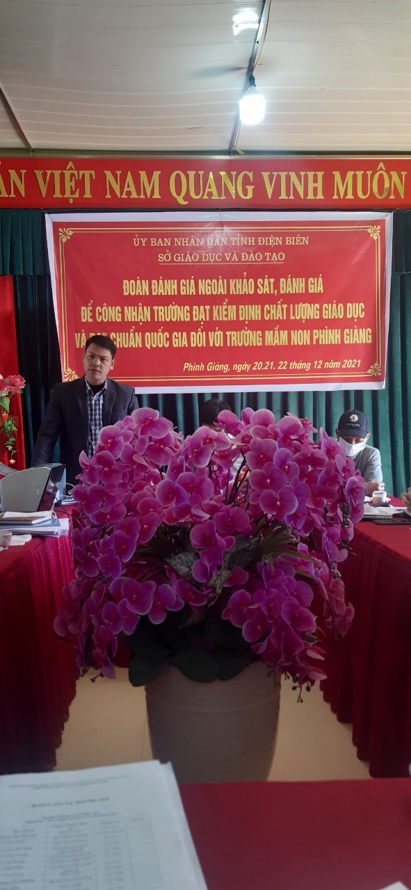 Hình ảnh đồng chí Nguyễn Quang Ngân phát biểu ý kiến với đoàn