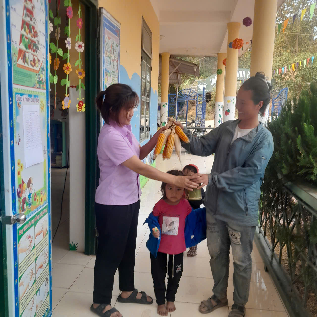 Hình ảnh phụ huynh góp vật liệu làm đồ dùng tự tạo