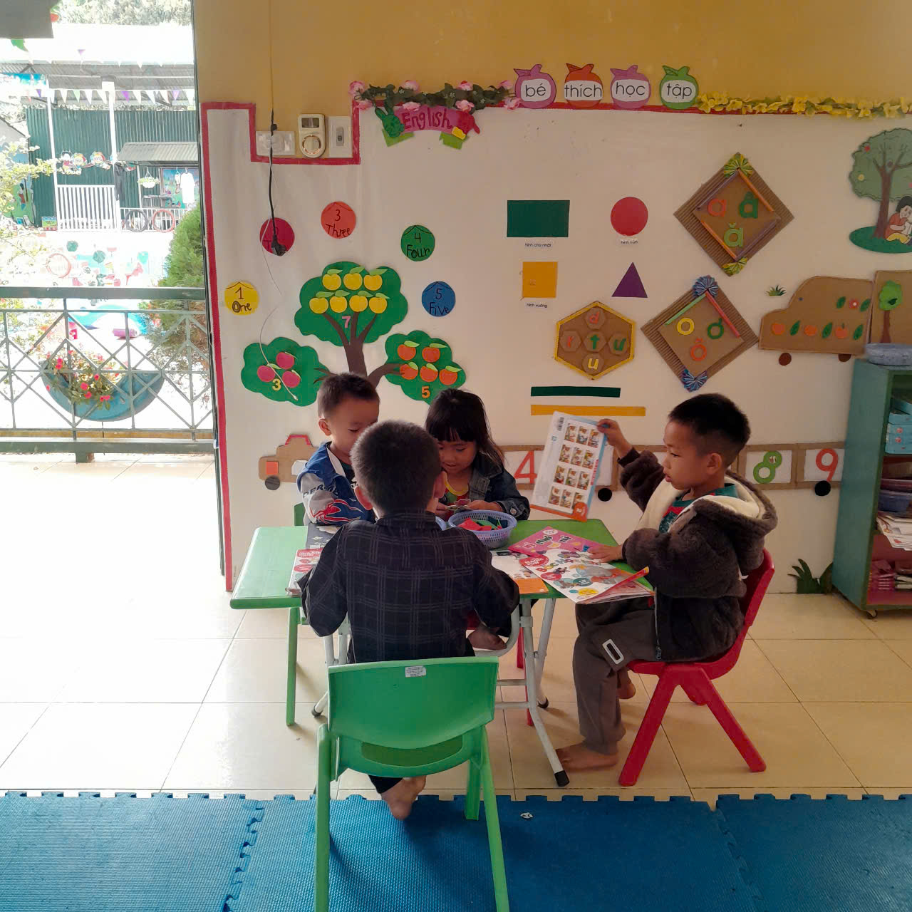 Hình ảnh trẻ đang học tiết hoạt động góc